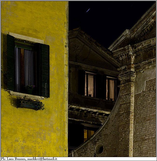 dritto, a punta, curvo > la notte