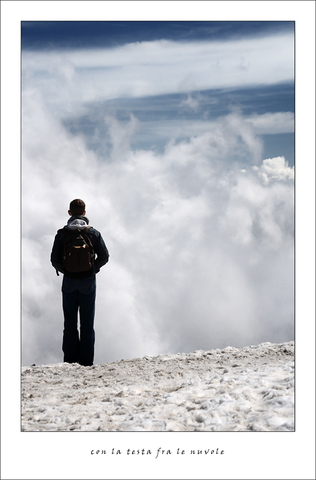 con la testa fra le nuvole