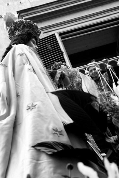 devota al balcone mentre passa la madonna