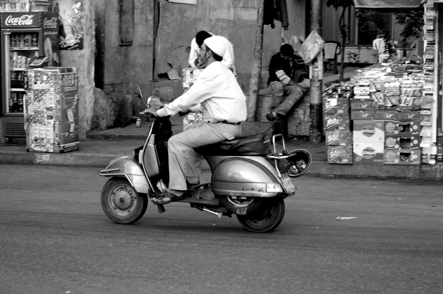per le vie del cairo in vespa