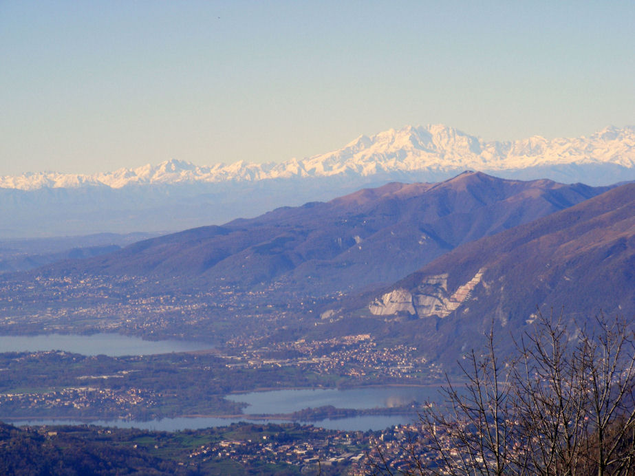 il rosa imbiancato che domina il lago di lecco