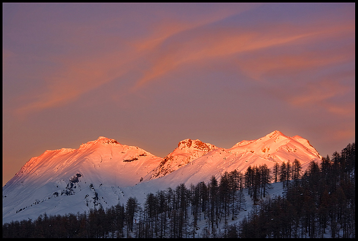 Tramonto su vette innevate