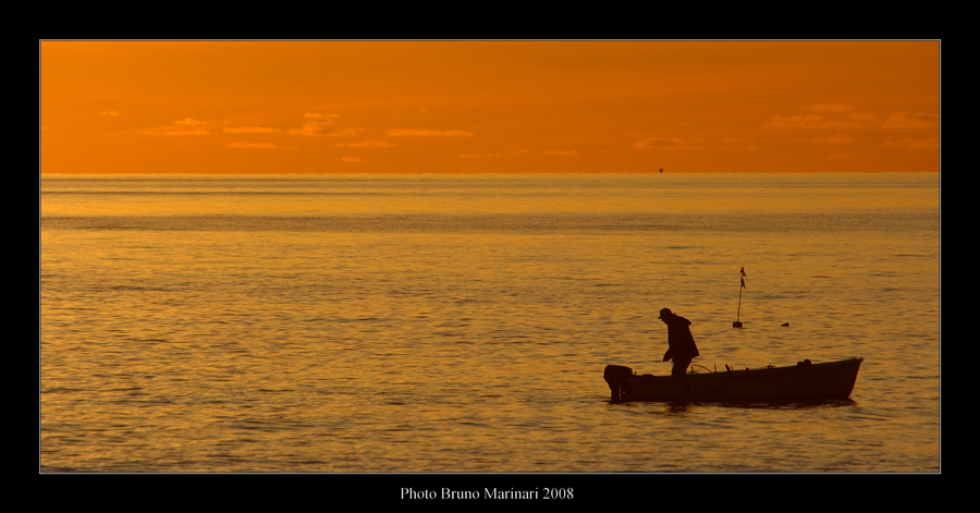 Il tramonto, il mare e il pescatore