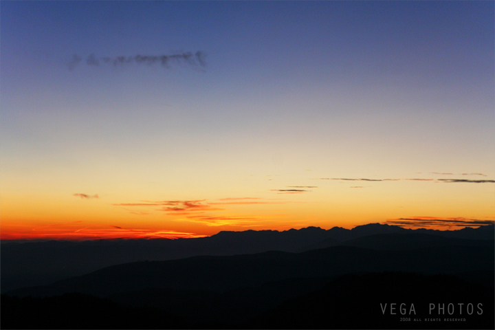 Rosso dietro le montagne