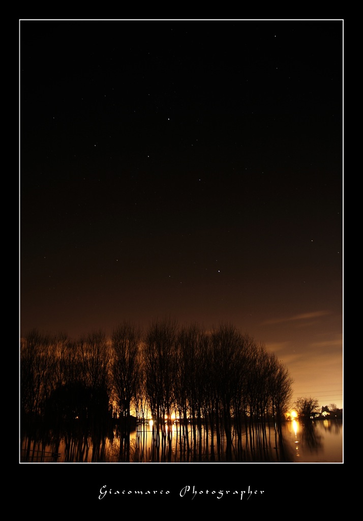 Bruciano le luci dell'esondazione