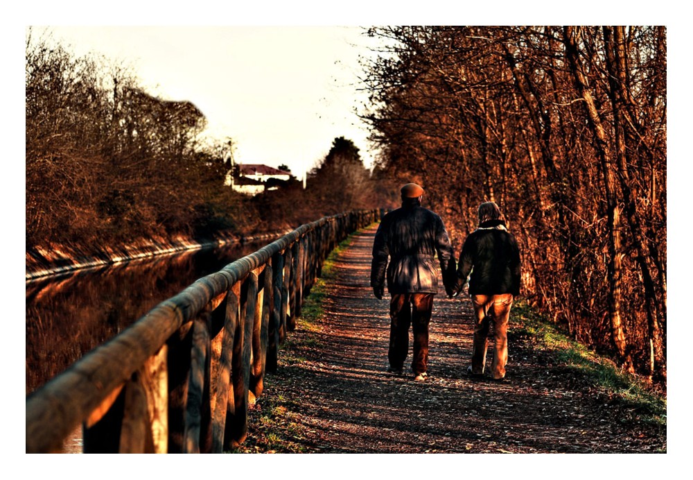 Passeggiando mano nella mano