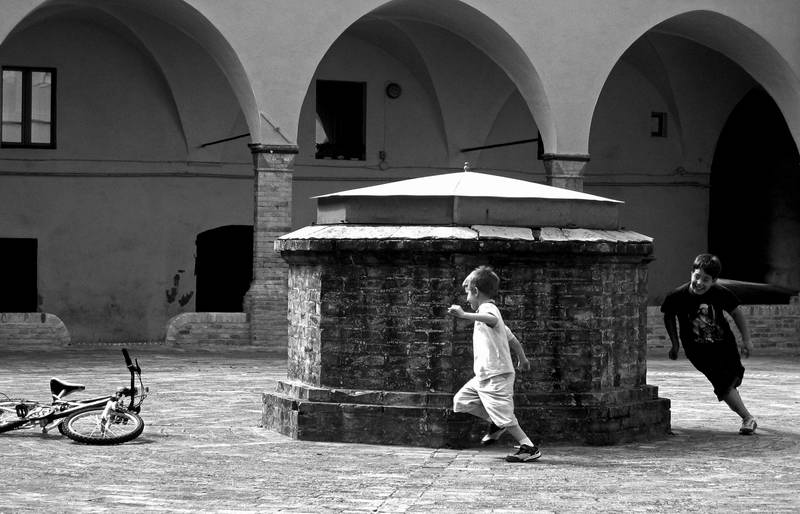 Giocando nel chiostro
