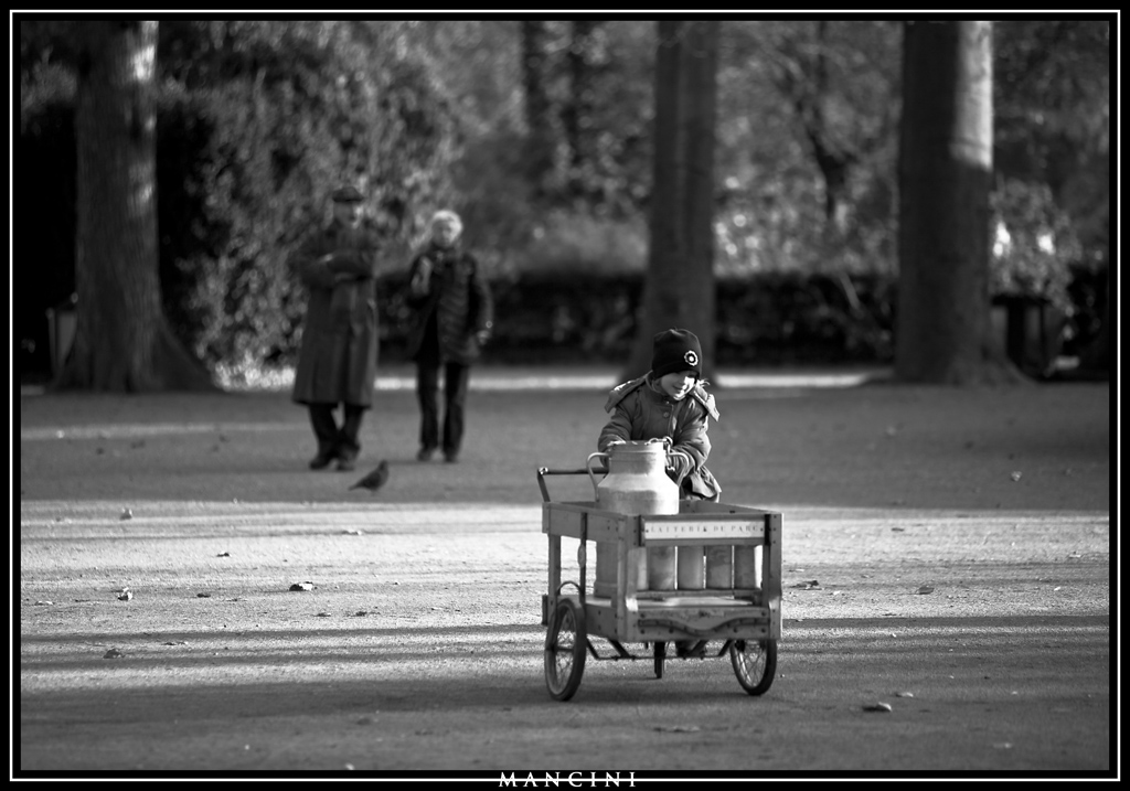 bambina con carretto