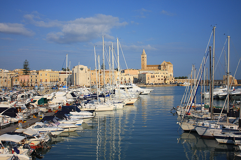 TRANI - IL PORTO E LA CATTEDRALE