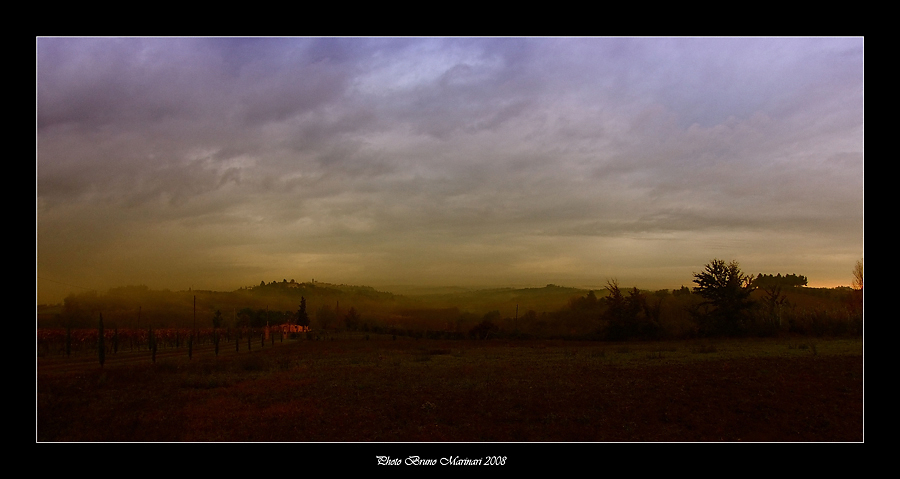 Colori all'alba nelle colline Toscane
