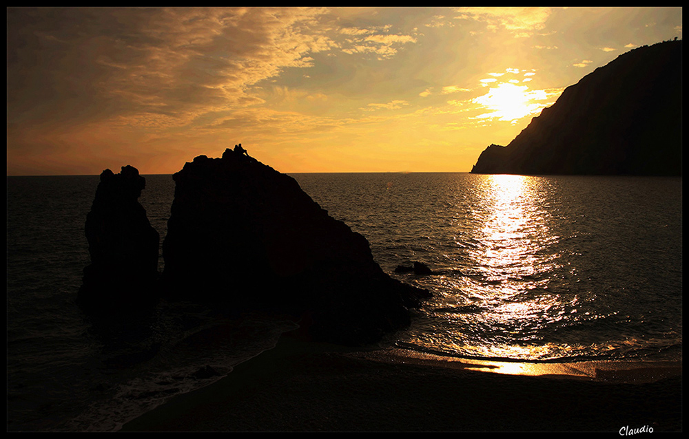 monterosso - in due sullo scoglio al tramonto