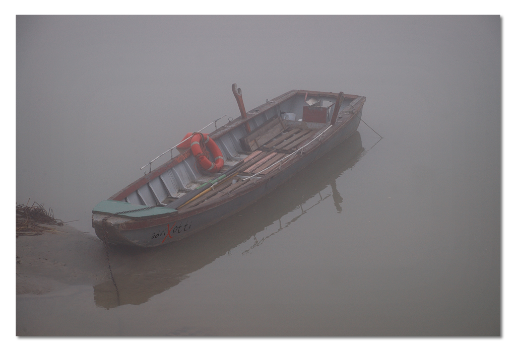 Barca nella nebbia
