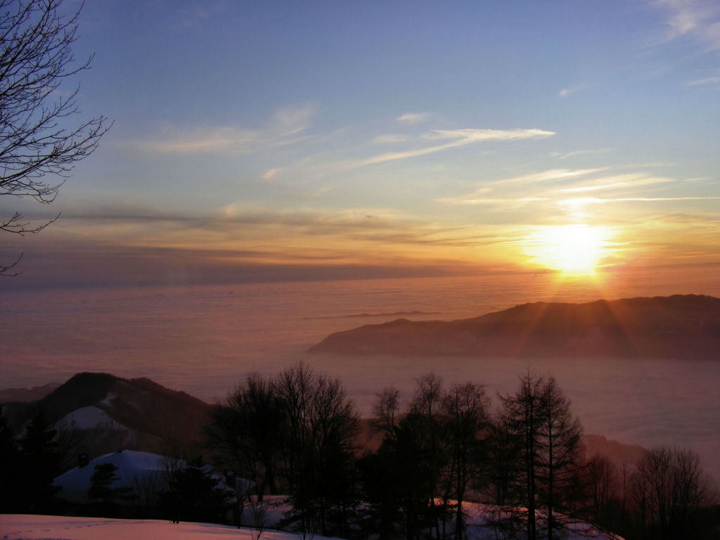 il sole sopra la nebbia