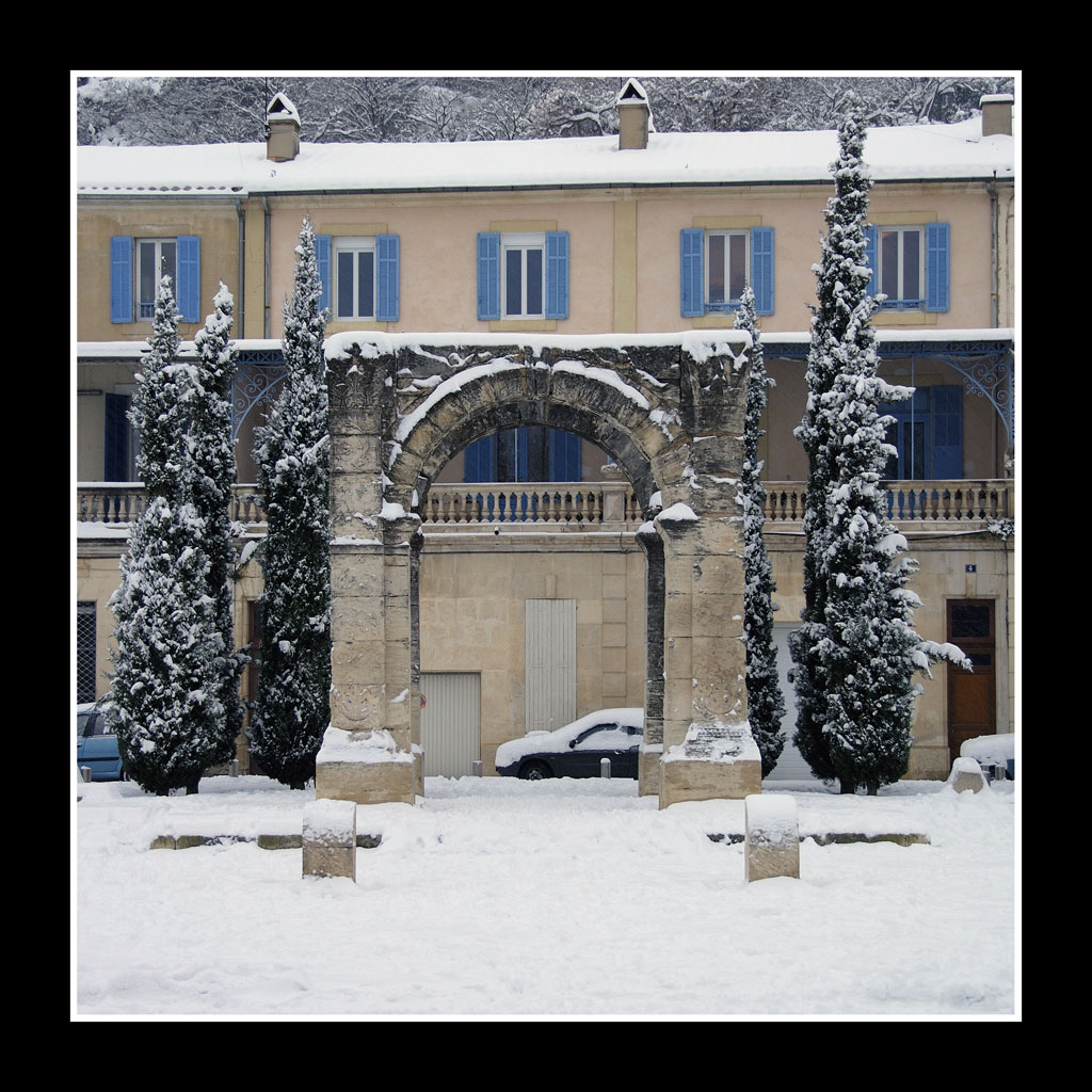 l'arco romano sotto la neve