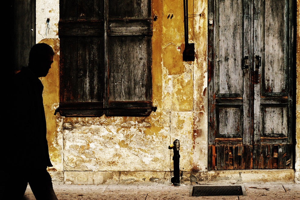 Vecchio muro con passante