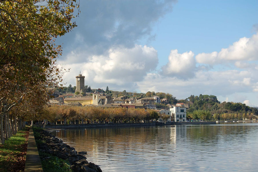 una passeggiata sul lungolago di Marta