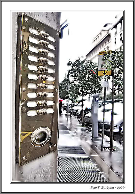 Non vi viene voglia di suonare e scappare di corsa!!