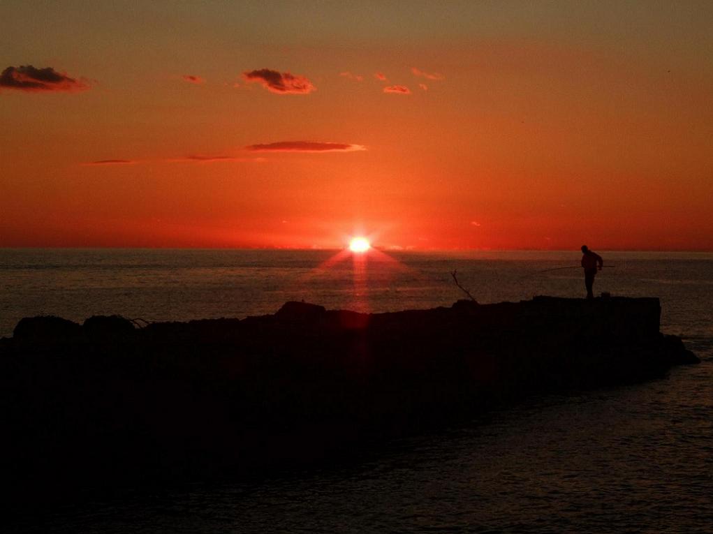 primi scatti, pescatore al tramonto