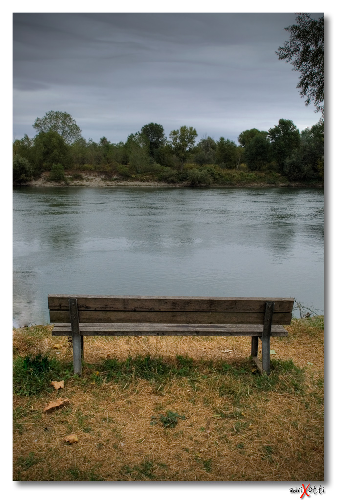 Siedi sulla sponda del fiume e aspetta... (HDR)