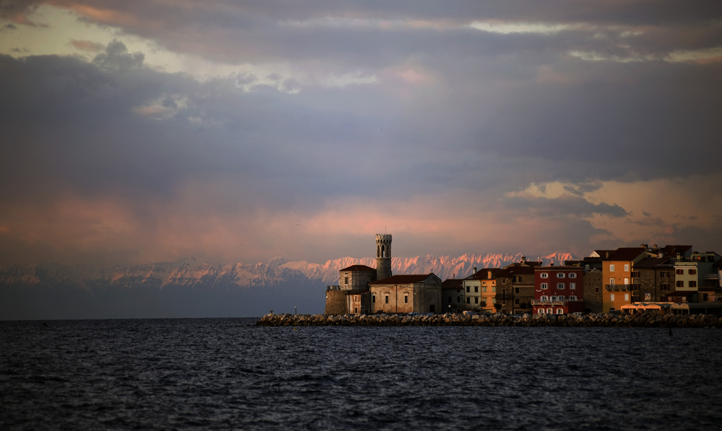 La cittadina di Pirano in Istria e sullo sfondo le Alpi