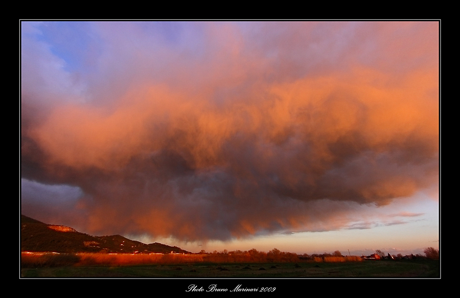 Strane nubi al tramonto