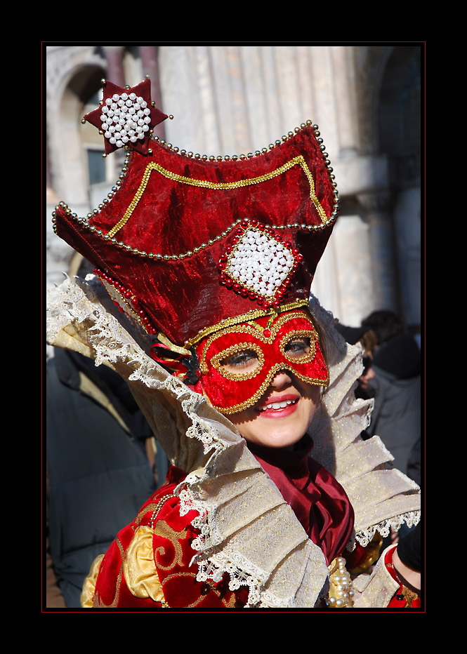 Un attimo ... ed � svanita nella folla