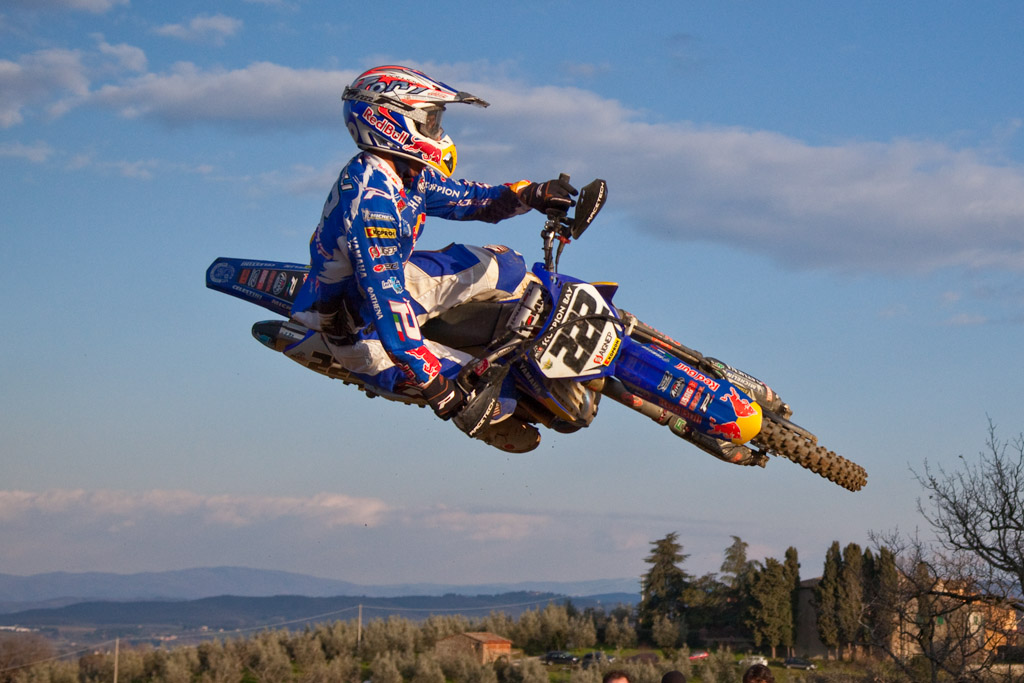 Cairoli con la testa fra le nuvole....