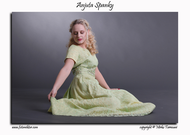 Anjuta Spank 01