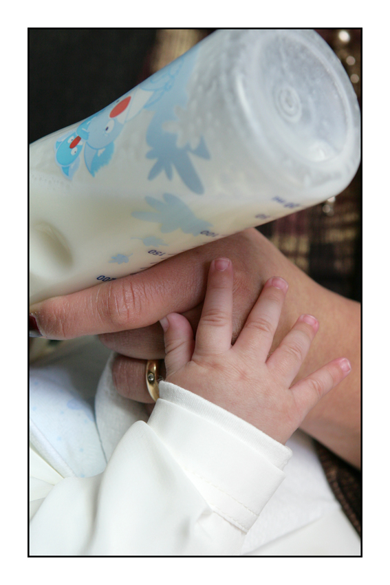 la mia manina su quyella di mamma......e la poppata!