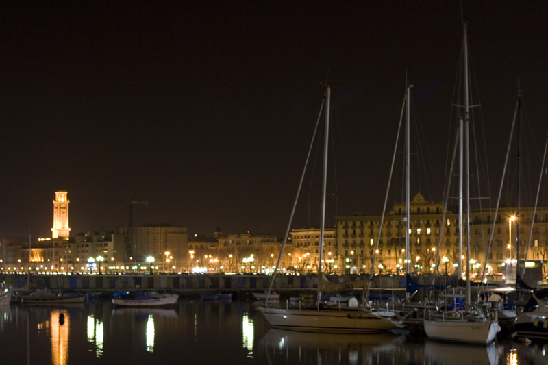 Bari di notte - Barche sul lungomare