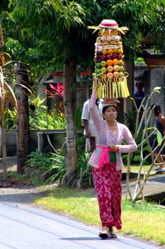 Portatrice di Frutta Balinese