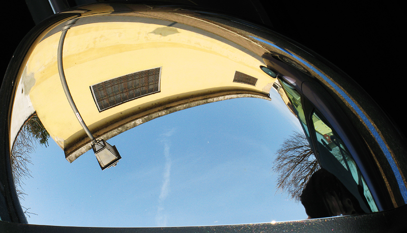 La realt� come i pensieri, quando riflessa, � distorta.