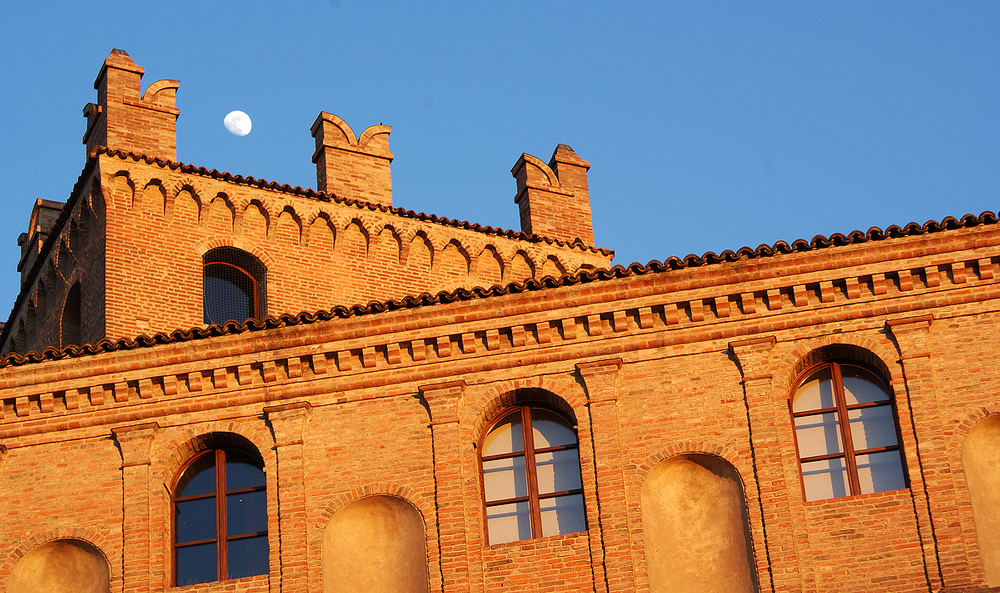 Carpi (MO) - Castello, linee, luna