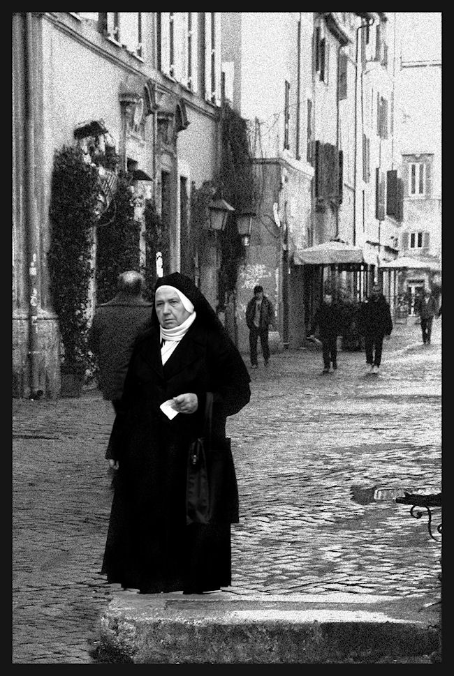 per te che entri in chiesa piano..e pensi al mondo ormai per te cos� lontano