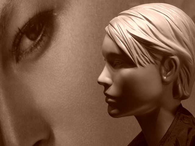 la manichina si sente osservata