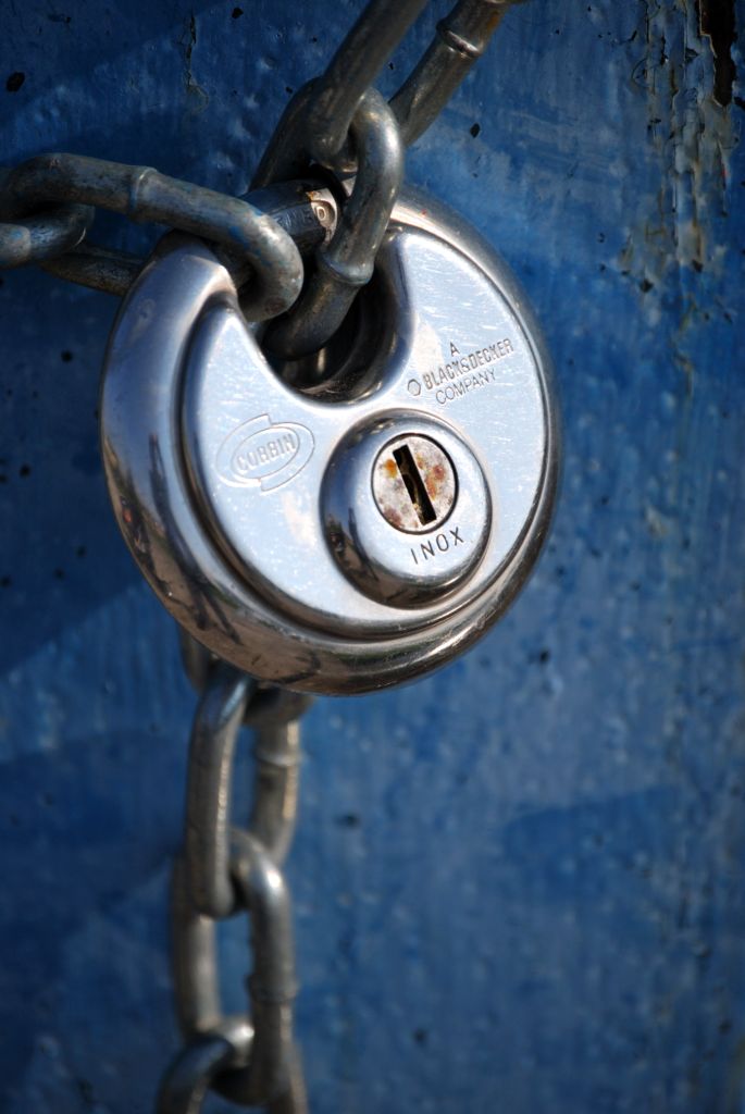 Lucchetto su cancello blu