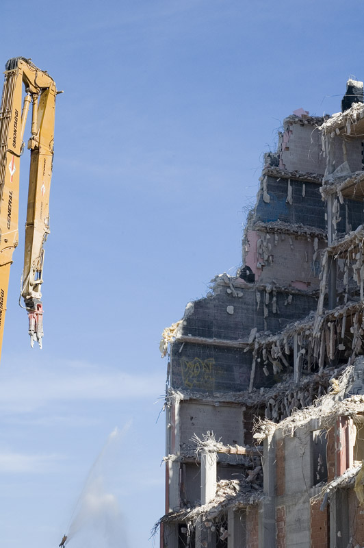 Abbattimento di una vecchia palazzina