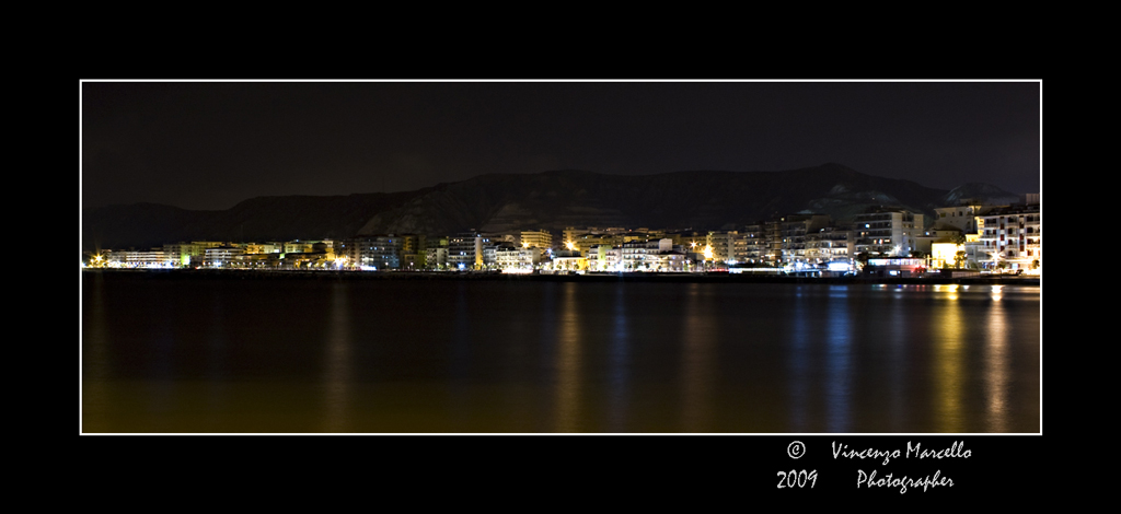 Crotone in notturna dal mare