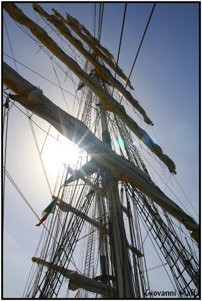 il sole oltre le vele..........