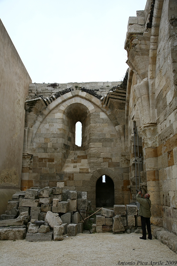 Siracusa (parte delle mura  interne del Castello Maniace)