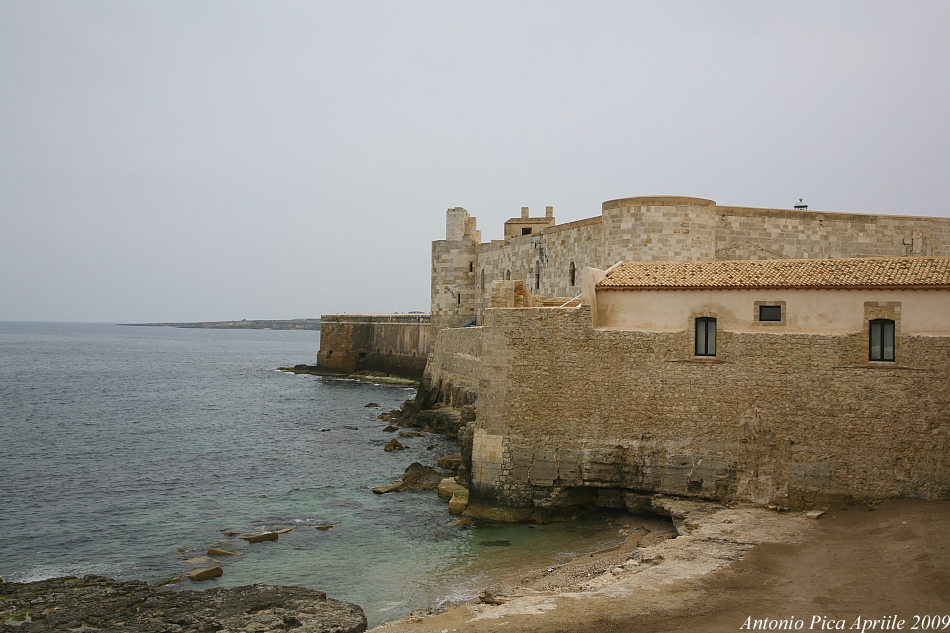 Siracusa (laterale delle mura del Castello Maniace) Ortigia