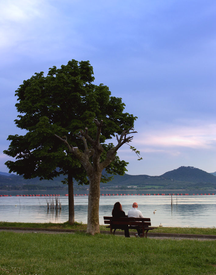 Coppietta in riva al Lago Trasimeno