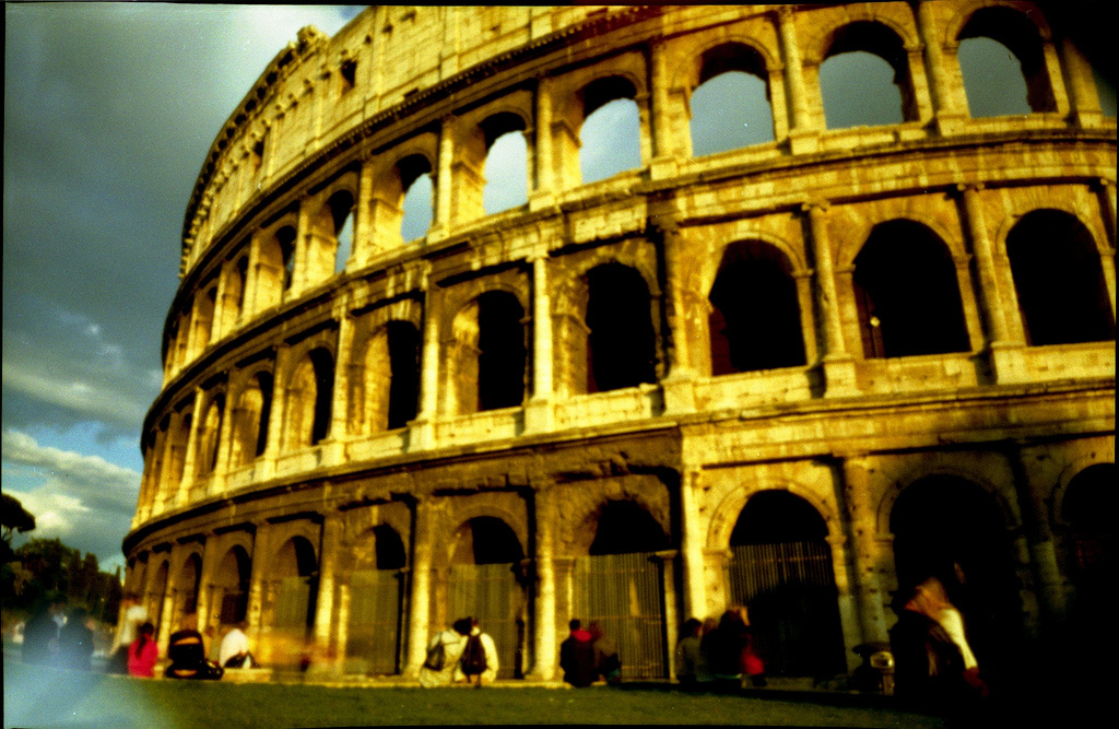 Il Colosseo visto da un buco