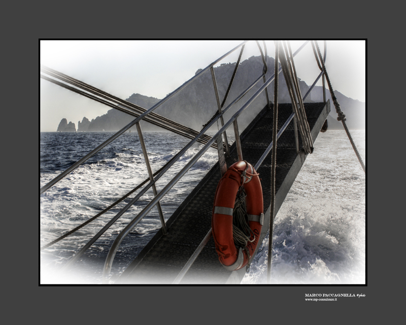 Sullo sfondo...Capri