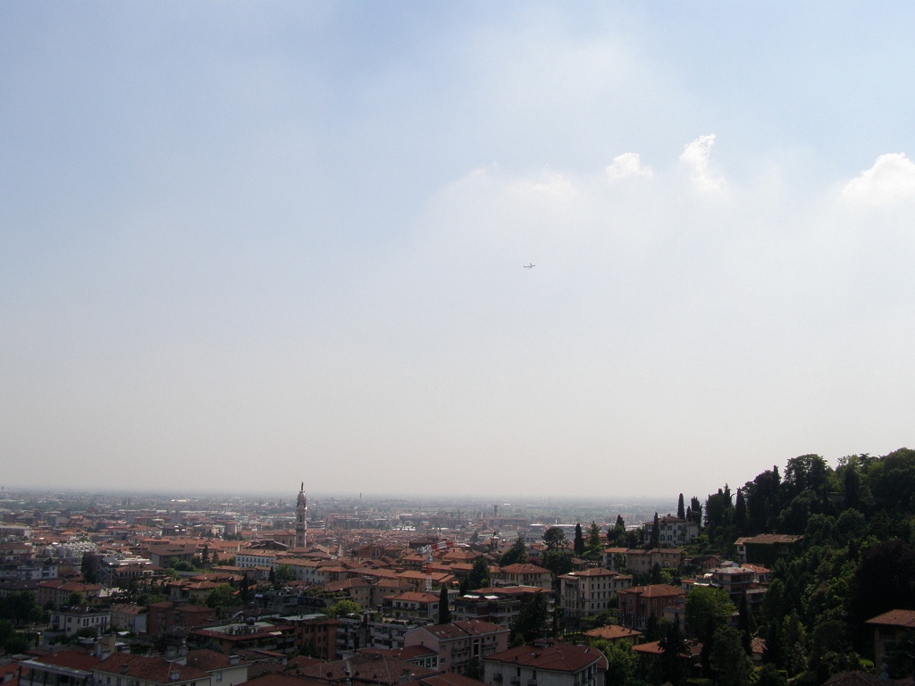 Vista di Bergamo bassa da Bergamo alta con aereo in decollo