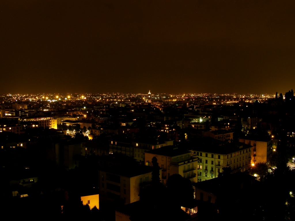 Vista di Bergamo bassa da Bergamo alta di notte