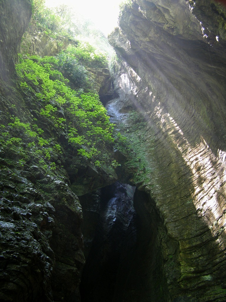 Riflessi nella grotta di Varone - lago di garda