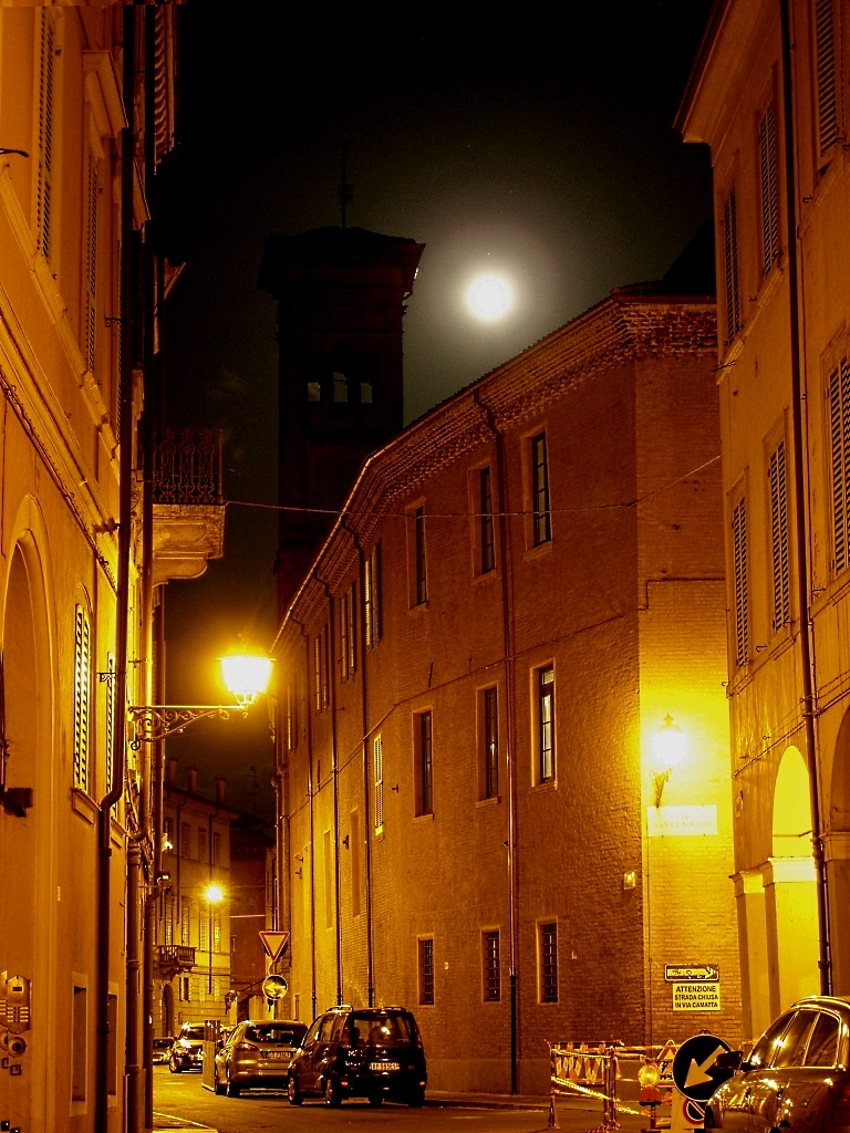 Uno scorcio di via Canalino di notte