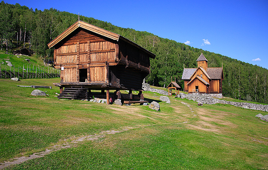 FIENILE E CHIESA DI UVDAL