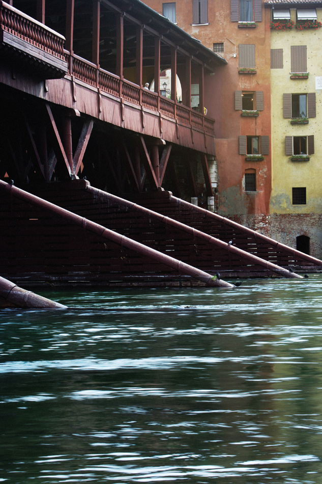Il Brenta scorre sotto il Ponte degli Alpini